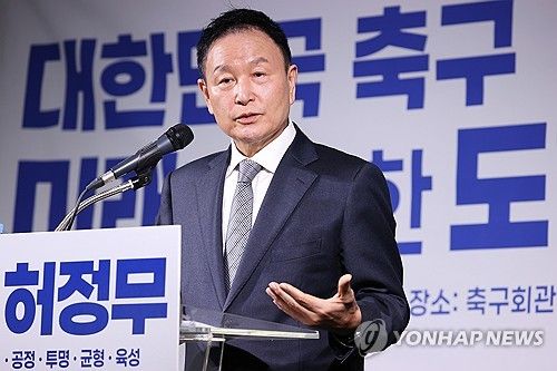 질문에 답하는 허정무 후보