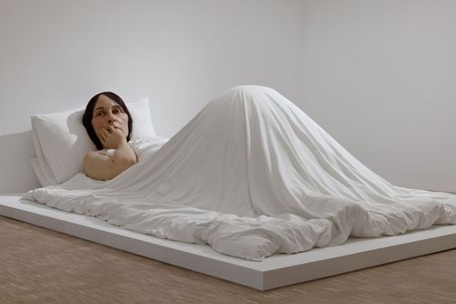 론 뮤익, In Bed, 2005, 혼합재료, 162×650×395cm. 까르띠에 현대미술재단 소장품 ⓒGautier Deblonde[국립현대미술관 제공. 재판매 및 DB 금지]