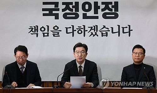 원내대책회의서 발언하는 권성동 원내대표