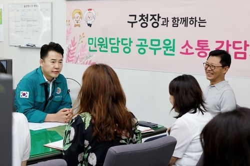 지난해 8월 민원담당 공무원과 소통 중인 오언석 도봉구청장