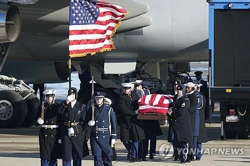 앤드루스 합동기지에 도착한 카터 전 대통령 시신