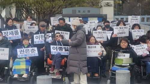 발언하는 활동가