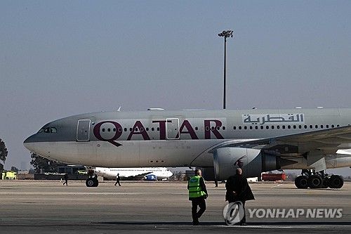 '국제선 재개' 시리아 공항에 내린 카타르항공 비행기