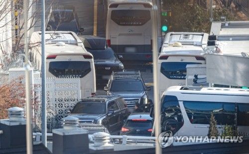 대통령 관저 빠져나가는 차량들