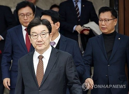 원내대책회의 참석하는 권성동 원내대표