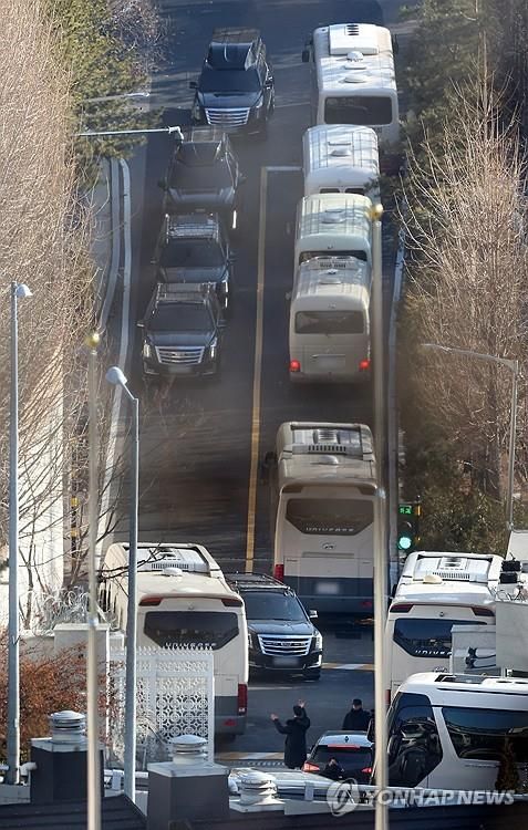한남동 관저 빠져나가는 차량들 (서울=연합뉴스) 김성민 기자 = 고위공직자범죄수사처와 경찰 국가수사본부가 참여하는 공조수사본부가 윤석열 대통령에 대한 체포영장 기한 연장에 나선 가운데 7일 서울 용산구 한남동 대통령 관저 입구로 여러 대의 차량이 빠져나가고 있다. 2025.1.7 ksm7976@yna.co.kr(끝)