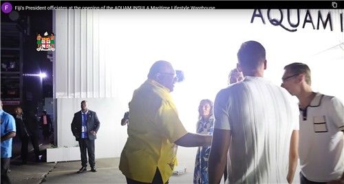 디트만 일가와 악수하는 피지 대통령