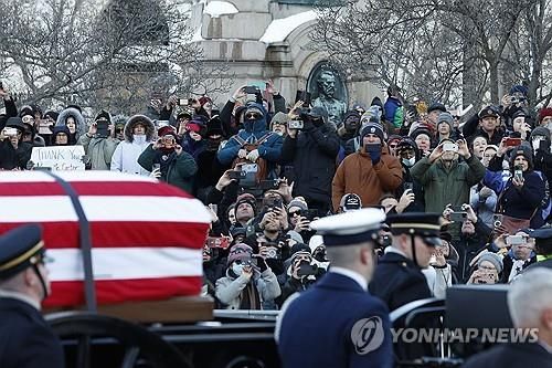 카터 전 대통령의 장례행렬 지켜보는 시민들