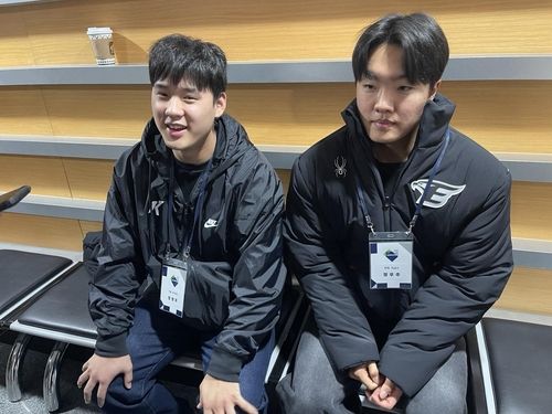 시즌 내내 라이벌로 만날 키움 정현우(왼쪽)와 한화 정우주