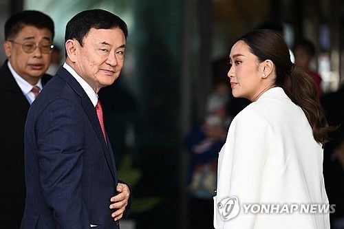 탁신 태국 전 총리(왼쪽)와 패통탄 현 총리