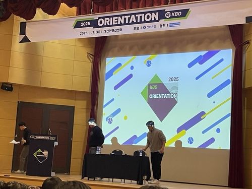 KBO 신인 교육에 일일 강사로 나선 최지민과 김휘집