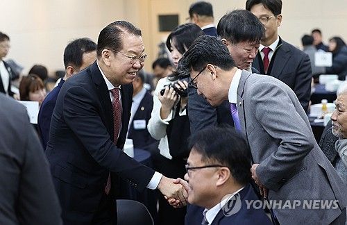 인사하는 권영세 비대위원장과 진성준 정책위의장