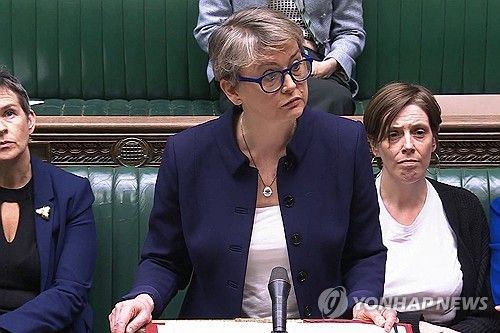 의회에서 발언하는 이베트 쿠퍼 내무장관