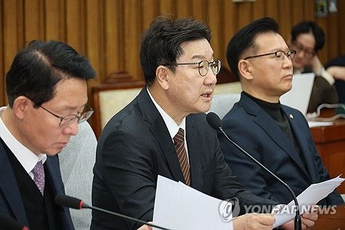 원내대책회의서 발언하는 권성동 원내대표