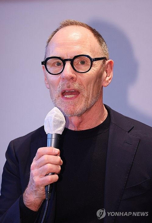 인사말 하는 테드 브랜드슨