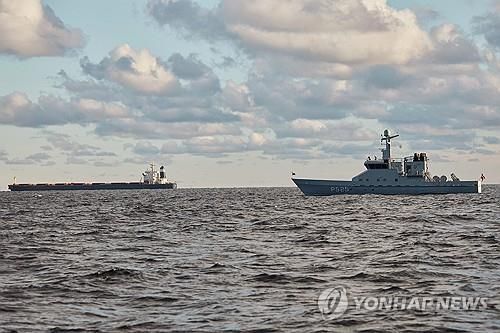 이펑 3호(왼쪽)와 덴마크 군함[EPA 연합뉴스 자료사진. 재판매 및 DB 금지]
