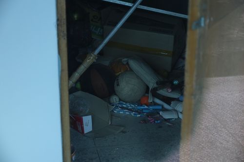 옛 영화초 화덕분교장에 남겨진 운동용품들