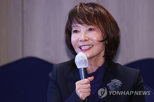 질문에 답하는 김선희 예술감독