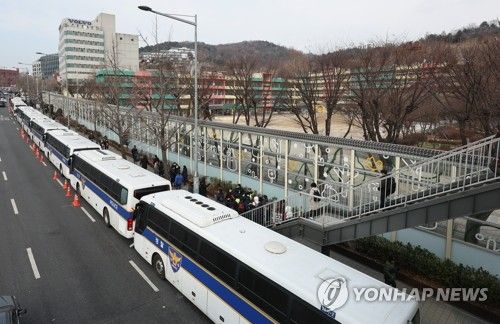 관저 앞에 늘어선 경찰 기동대 버스