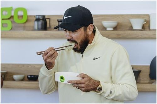 만두를 먹는 골프 스타 제이슨 데이