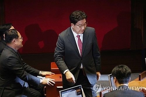 재표결 투표하는 권성동 원내대표