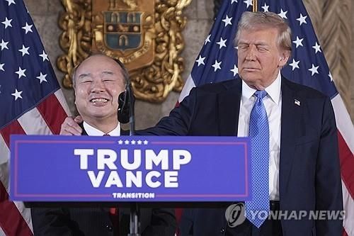 지난달 16일 트럼프 당선인 옆에서 투자 계획 발표한 손정의(좌)