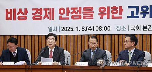 발언하는 권성동 원내대표