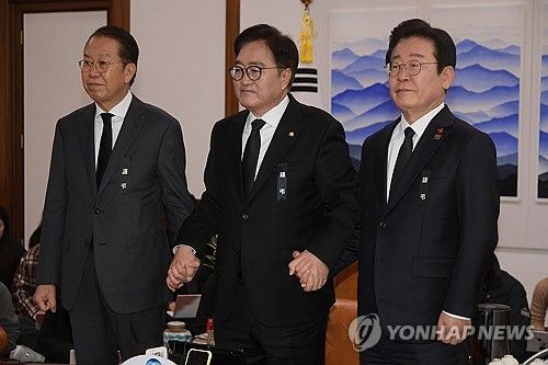 국회의장과 회동 전 기념 촬영하는 여야대표