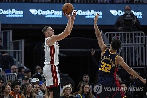 마이애미 니콜라 요비치의 슛