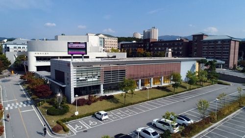 강원대 춘천캠퍼스 서암관·주차장 전경