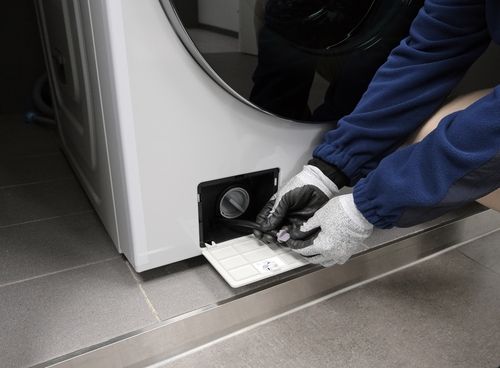 삼성전자 서비스 엔지니어가 세탁기 잔수 호스에 남은 물을 배출하는 모습.[삼성전자서비스 제공. 재판매 및 DB 금지]