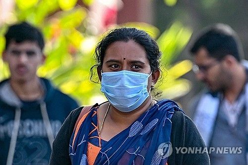 마스크를 착용한 인도 시민