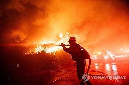 화마와 싸우는 소방대원