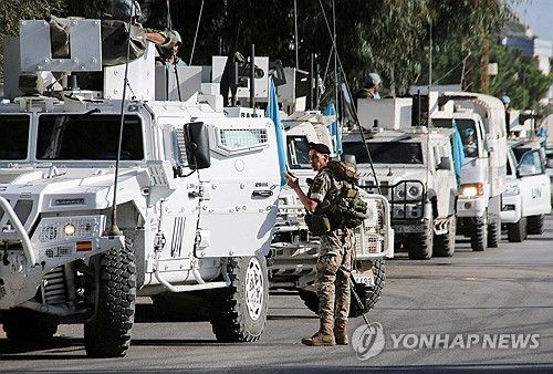 레바논·이스라엘 국경에 세워진 유엔 평화유지군(UNIFIL) 차량 근처에 서 있는 레바논군 병사