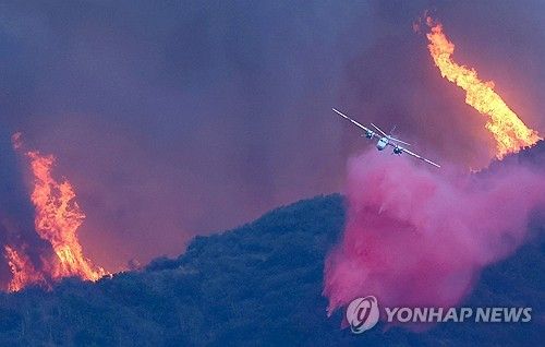 7일(현지시간) 미 LA 퍼시픽 팰리세이즈 일대에서 산불 진압 중인 항공기