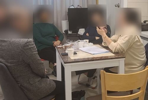 "한달에 최대 4배 수익" 노인 상대 투자 설명하는 모습