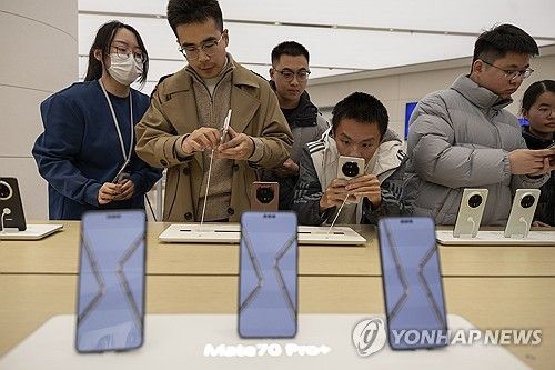 중국 베이징의 화웨이 매장에서 스마트폰 둘러보는 시민들