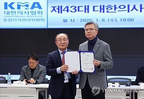 당선증 들어 보이는 김택우 신임 대한의사협회장