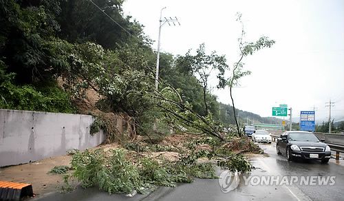 산사태로 막힌 울산 국도
