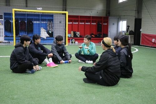 여자축구 선수들과 대화하는 유승민 체육회장 후보(중앙)