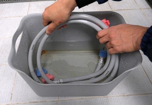 삼성전자 서비스 엔지니어가 결빙된 급수 호스를 해동하는 모습.[삼성전자서비스 제공. 재판매 및 DB 금지]