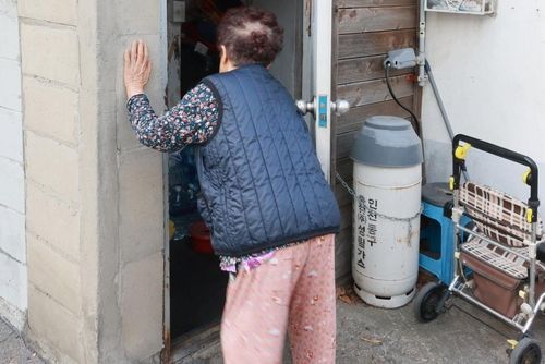 공용 화장실 다녀온 쪽방촌 주민