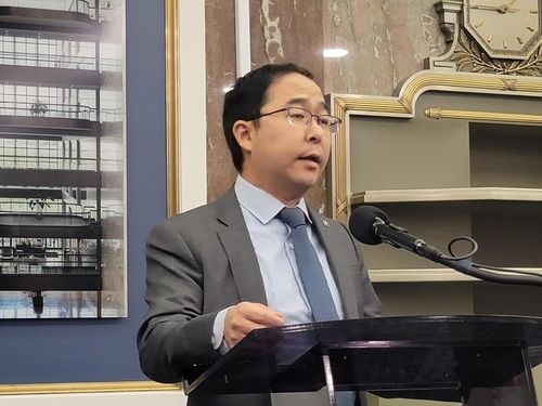 기자회견하는 앤디 김 미 연방 상원의원