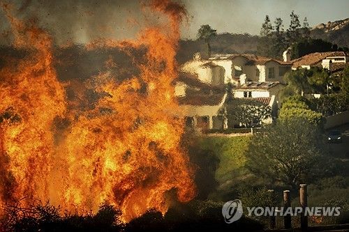 7일(현지시간) 미 LA 퍼시픽 팰리세이즈 지역에서 확산 중인 산불