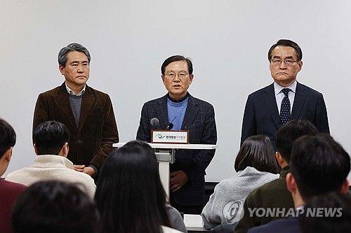발언하는 윤갑근 변호사