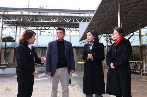 한남초등학교 관계자로부터 의견 청취하는 최호정 서울시의회 의장(오른쪽 두번째)