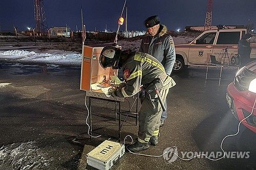 우크라이나 드론 공격 받은 산업시설에 도착한 소방대원들