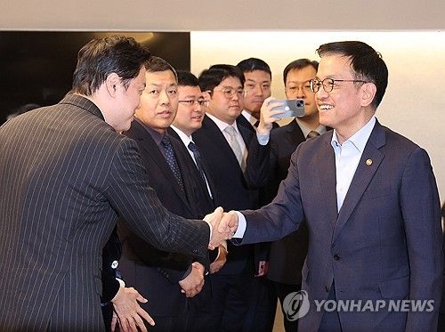 주한중국상의 오찬간담회 참석자와 인사하는 최상목 권한대행