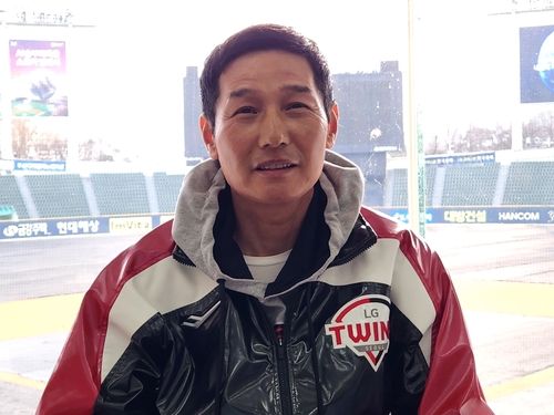 인터뷰하는 염경엽 LG 감독