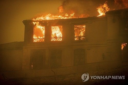 7일(현지시간) 미 LA 퍼시픽 팰리세이즈 지역에서 확산 중인 산불